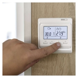 Podlahový programovateľný drôtový termostat P5601UF