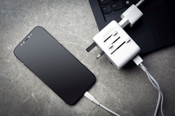 Adaptér FIXED Cestovné pre EÚ, UK a USA/AUS, s 3xUSB-C a 2xUSB výstupom, GaN, PD 65W, biely