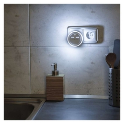 LED nočné svetlo P3313 do zásuvky s 2× USB