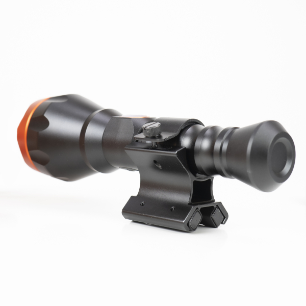 Balíček LED bateriek PNI Adventure F550 Crystal, 10W a magnetický montážny držiak PNI FLM33